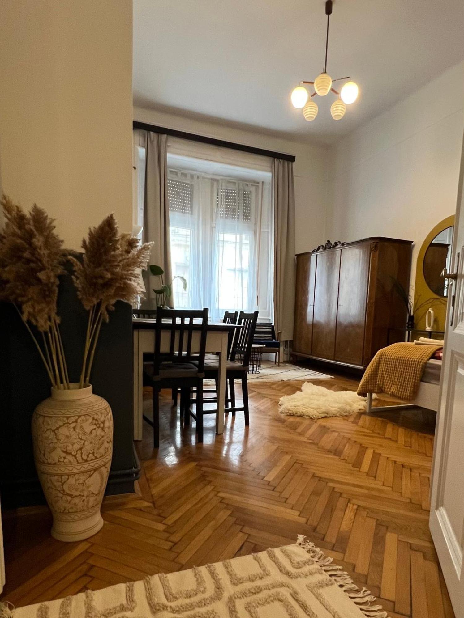 דירה Rustic In Downtown Of